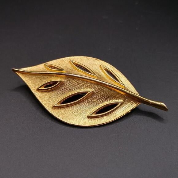 Vintage 1960s Gold Plated Leaf Brooch, 2 3/4 Inches - Picture 3 of 8